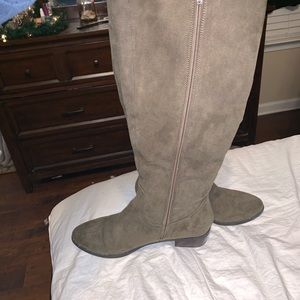 Just fab boots light green size 8w